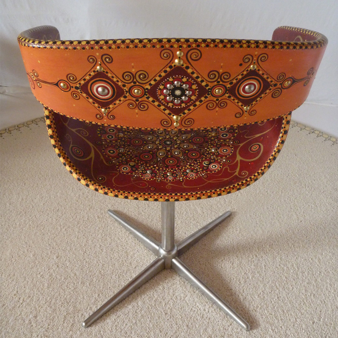 Fauteuil bois peint et clouté